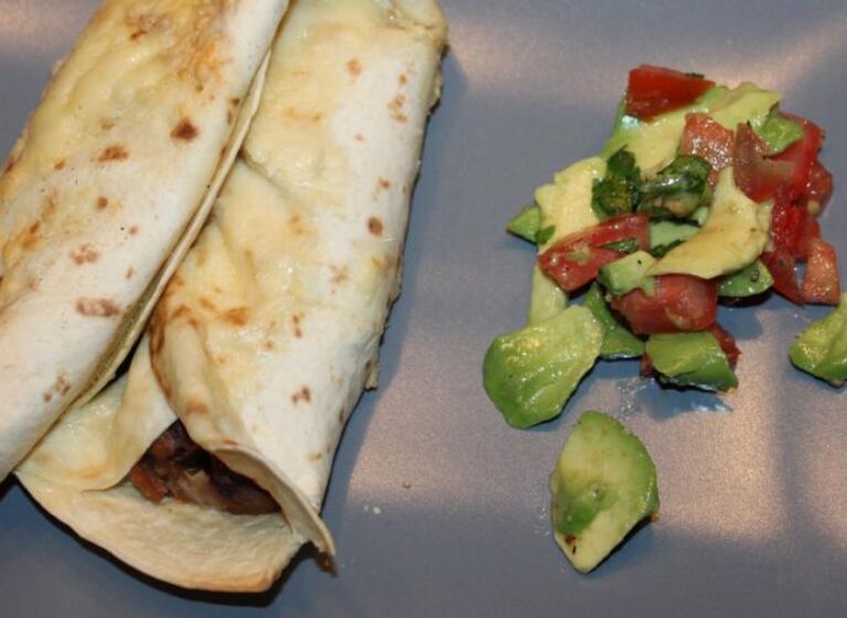 Quesadillas mit Bohnenmus und Avocadosalsa