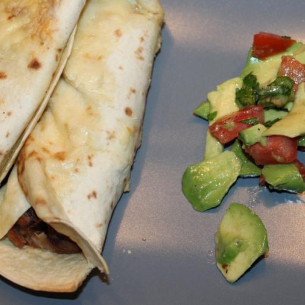 Quesadillas mit Bohnenmus und Avocadosalsa