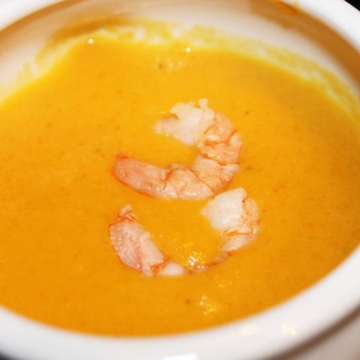 Möhren-Süsskartoffel-Orangensuppe mit Scampi