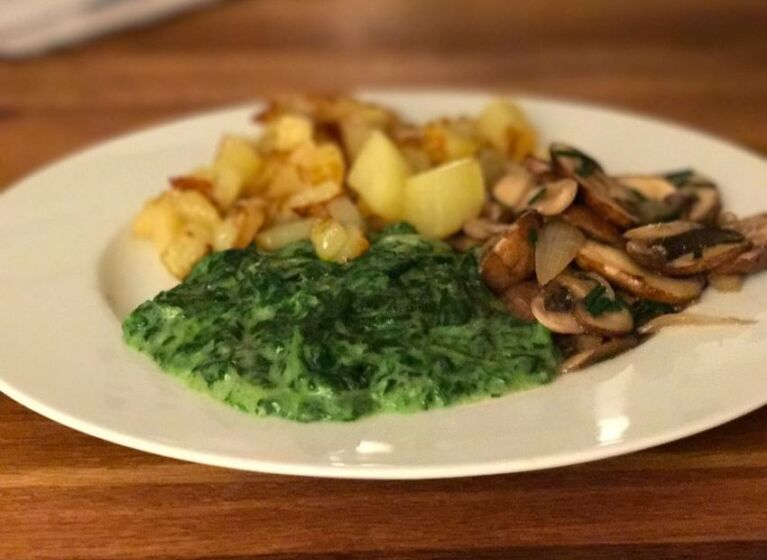 Kartoffelwürfel mit Käsespinat und Champignons