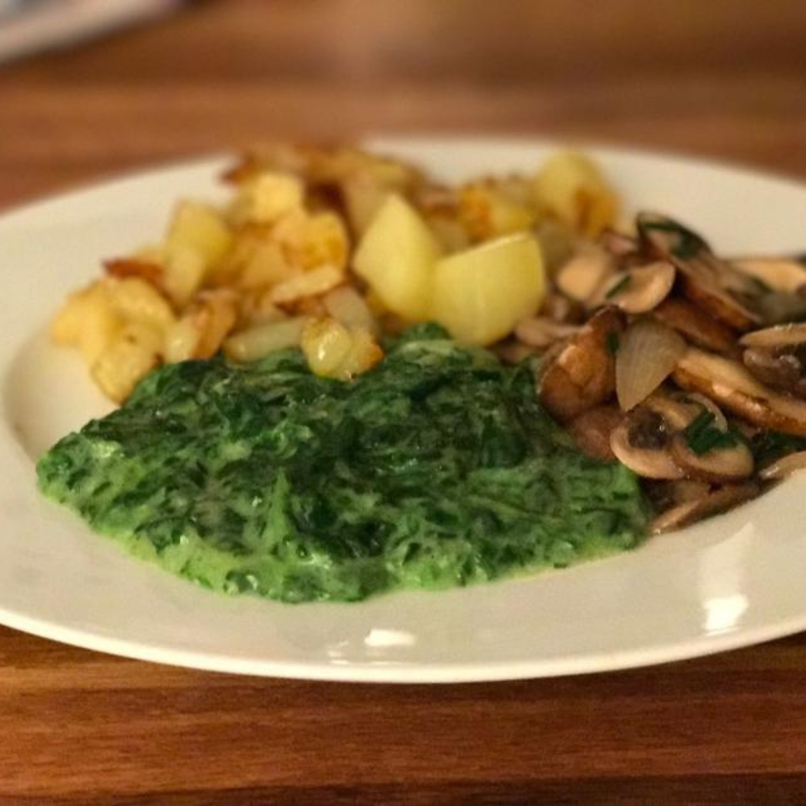 Kartoffelwürfel mit Käsespinat und Champignons