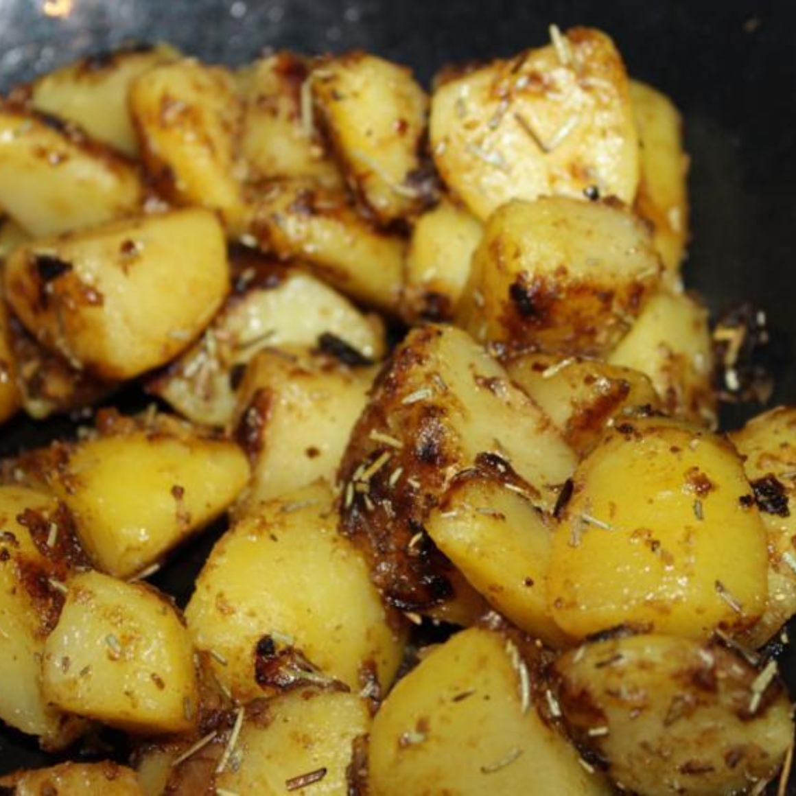 Karamellisierte Rosmarin-Bratkartoffeln