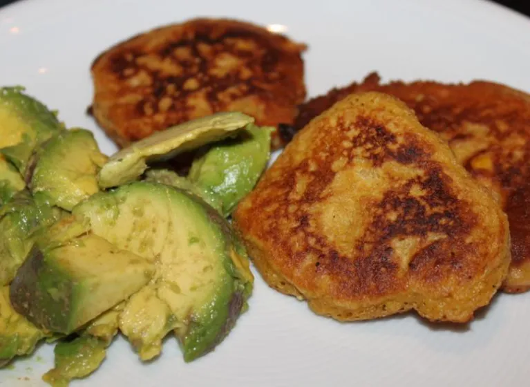 Maispuffer mit Avocado