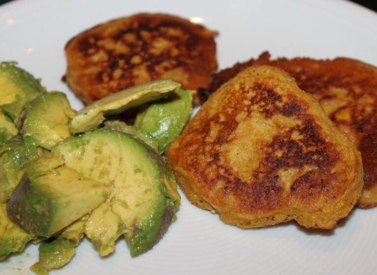 Maispuffer mit Avocado