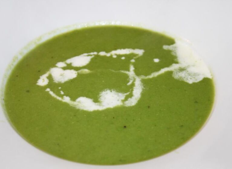 Estragon-Erbsensuppe
