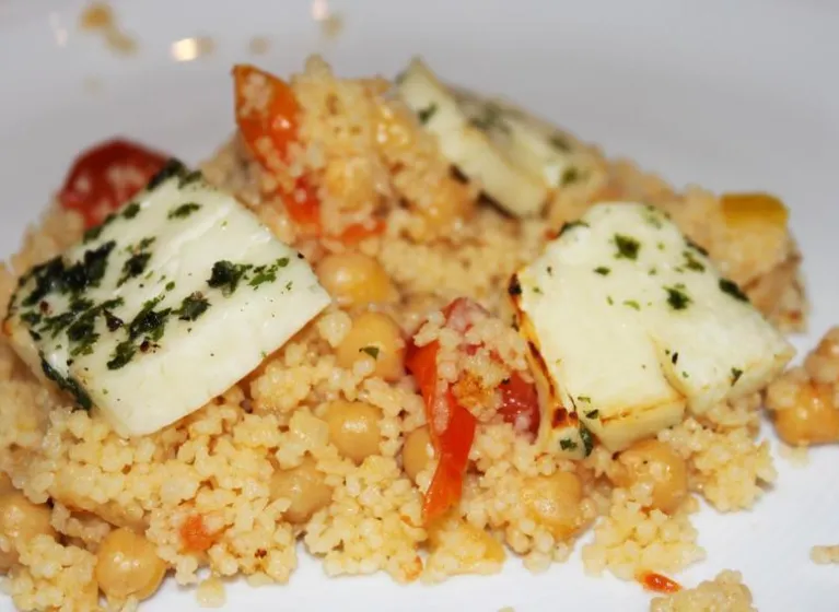 Couscoussalat mit Halloumi (warm)