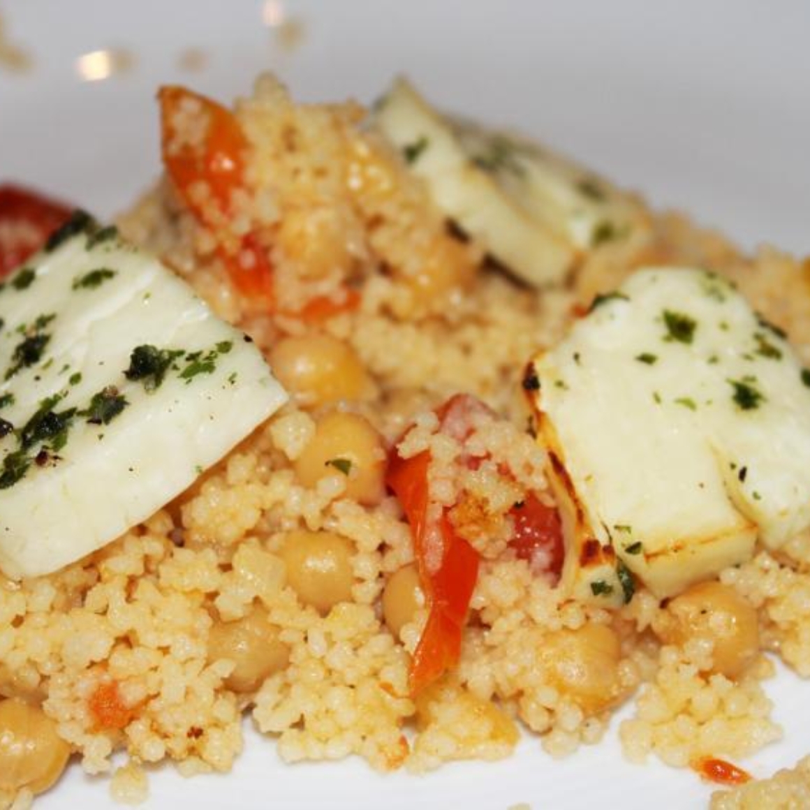 Couscoussalat mit Halloumi (warm)