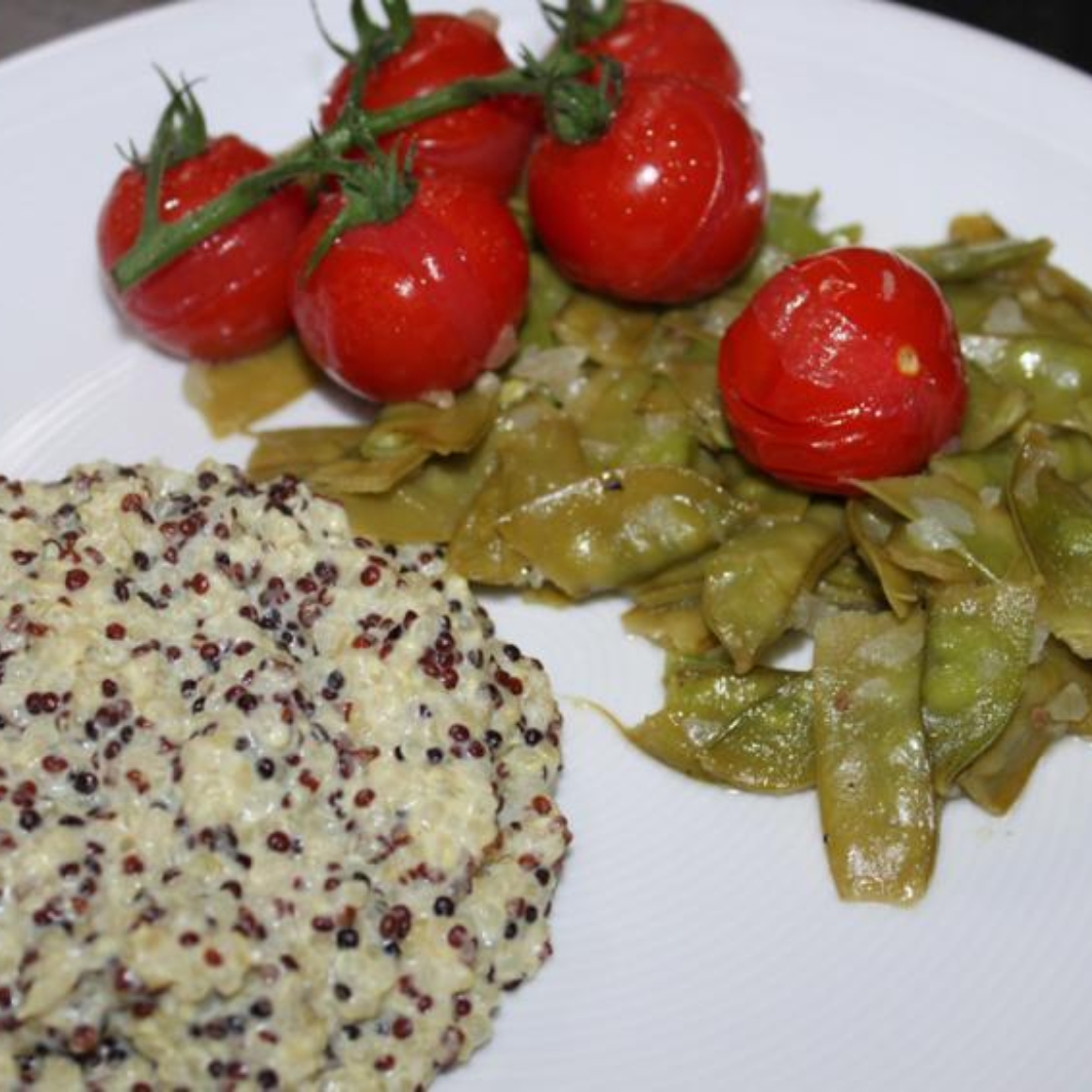 Quinoa mit Zuckerschoten und Tomaten