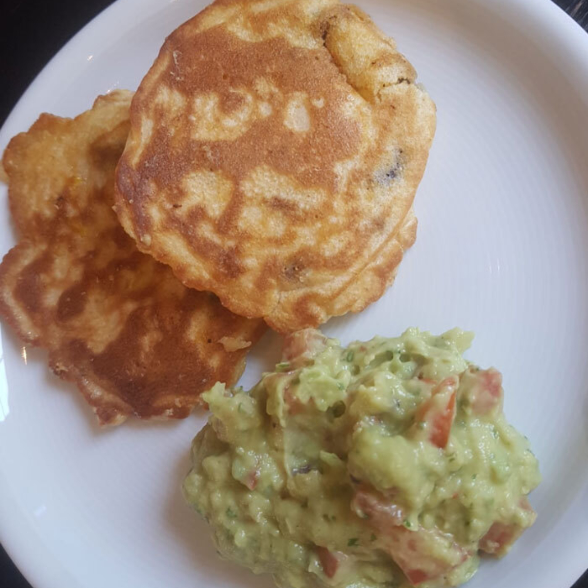 Polenta-Bohnen-Küchlein mit Avocadosalsa