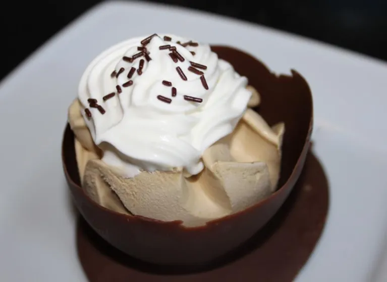 Eiscreme im Schokoladenbecher