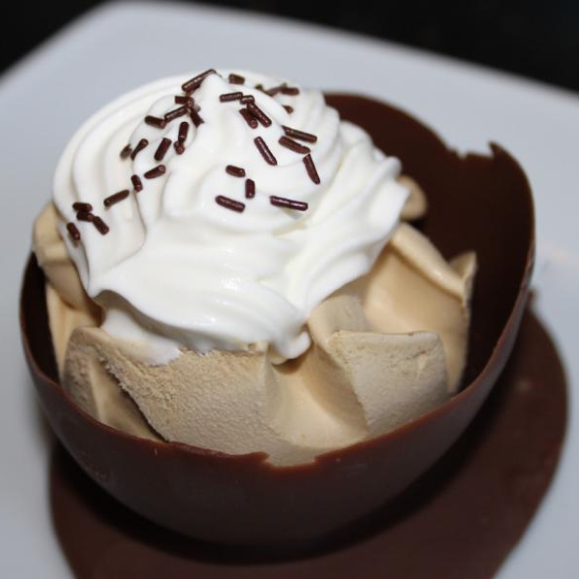 Eiscreme im Schokoladenbecher